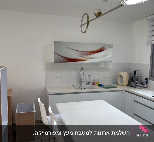 מטבח מודרני לבן עם קלפה מעוצבת בזכוכית ואי אכילה